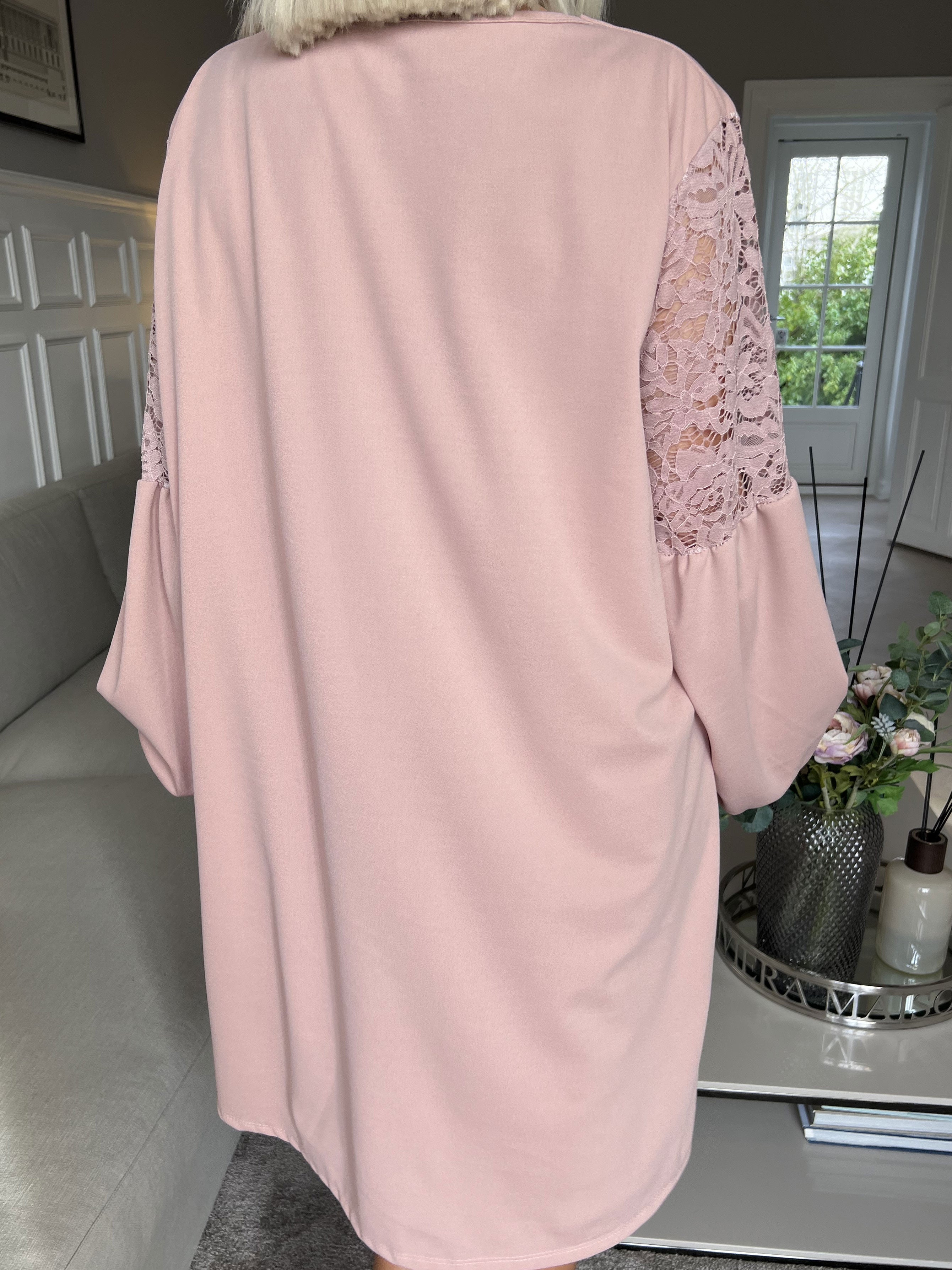 Carmen - Enkel klänning med vacker spets på ryggen och ärmarna